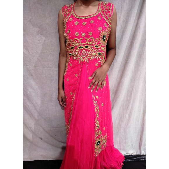 Gown with heavy embroidery - Picture 2 of 9